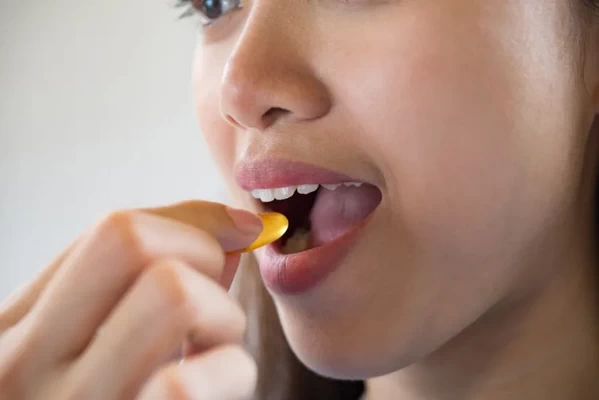 Infographic highlighting high-risk groups for B12 deficiency, including vegans, seniors, and those on specific medications.